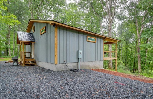 Epworth House | Cozy Blue Ridge Mountainside Cottage with Fire Pit!