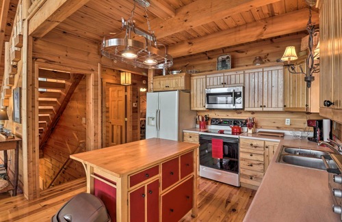 Sylva Cabin | Premier Summit’s End Hideaway with Hot Tub & Grill