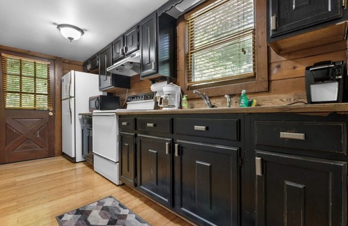 Blowing Rock Cabin | Idyllic Blowing Rock Cabin with Hot Tub and Fishing Access