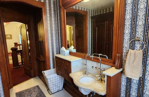 Springfield Hotel | Bright Blue Room at Feitshans House with Pool & Breakfast