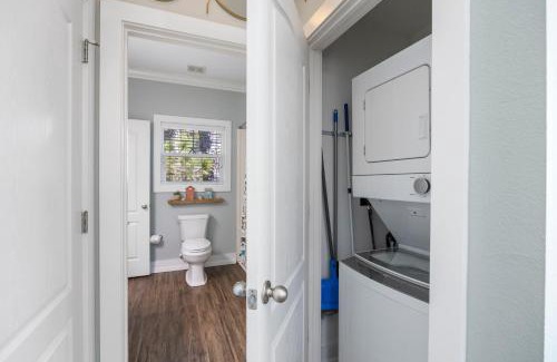 Ono Island Apartment | Relaxing Blue Skies Cottage with Pool and Hot Tub Await