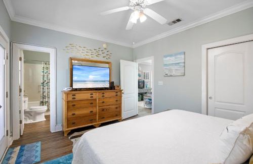 Ono Island Apartment | Relaxing Blue Skies Cottage with Pool and Hot Tub Await