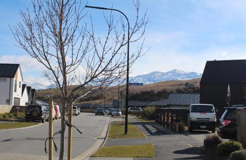 Lake Hayes Apartment | Pet-Friendly Blue Skies Guest Accommodation - Rated 9.9/10