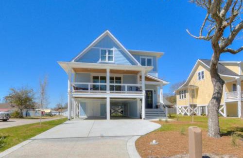 Tranquil Harbour House | Blue Sky Breeze