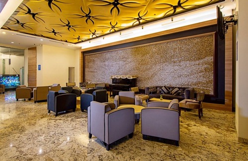 Petamburan Hotel | Relaxing Blue Sky Hotel Petamburan with Pool & Dining