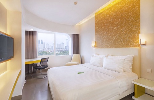 Petamburan Hotel | Relaxing Blue Sky Hotel Petamburan with Pool & Dining