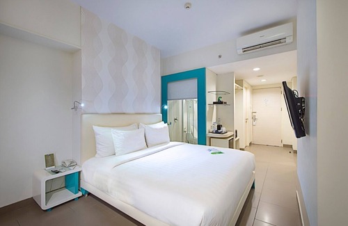 Petamburan Hotel | Relaxing Blue Sky Hotel Petamburan with Pool & Dining