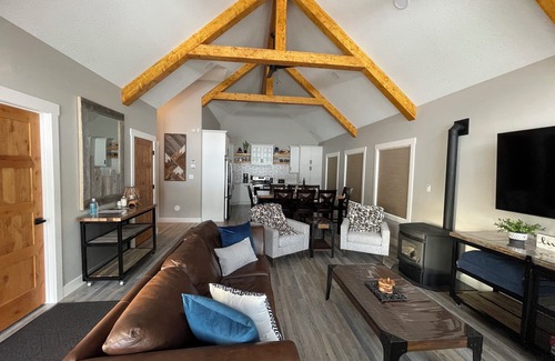 Valemount Bed & Breakfast | Blue Sky Valemount Cabin: Your Ideal Retreat Awaits