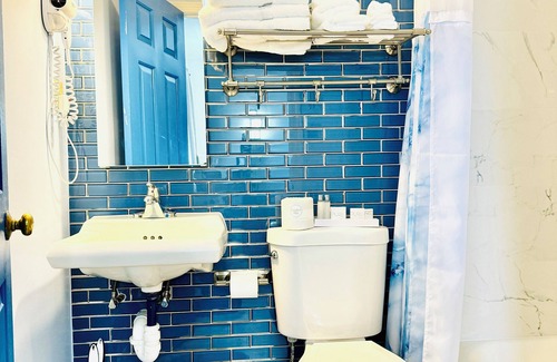 Manomet Hotel | Relax at Blue Spruce Motel & Townhouses with Pool Access