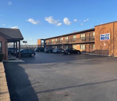 Chicago Ridge Hotel | Budget-Friendly Getaway at Blue Star Motel - Rated 8/10