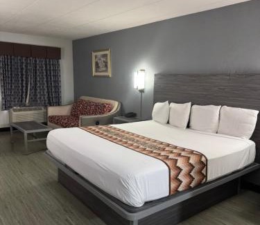 Chicago Ridge Hotel | Budget-Friendly Getaway at Blue Star Motel - Rated 8/10