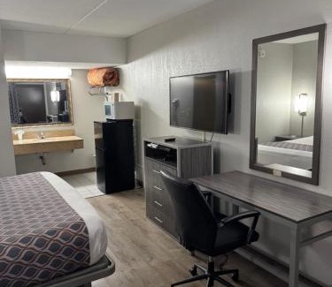 Chicago Ridge Hotel | Budget-Friendly Getaway at Blue Star Motel - Rated 8/10