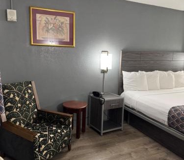 Chicago Ridge Hotel | Budget-Friendly Getaway at Blue Star Motel - Rated 8/10