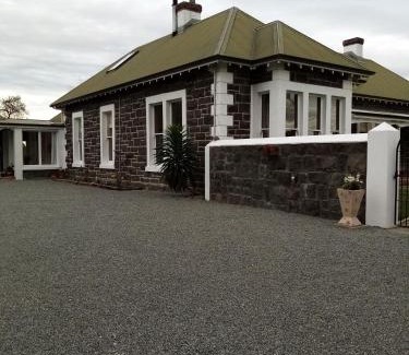 Timaru Bed & Breakfast | Tranquil Blue Stone with Ocean View & Pool Access