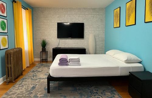 Harlem Apartment | Cozy King Size Room with Shared Bathroom, Rated 8.8/10