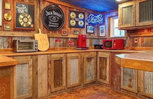Gruetli Laager Cabin | Blue Suede Stay - Elvis’s Escape