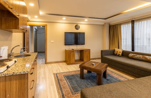 Sirinevler Mahallesi House | Blue Suit