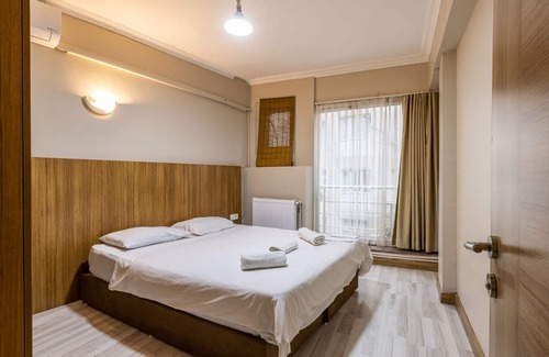 Sirinevler Mahallesi House | Blue Suit