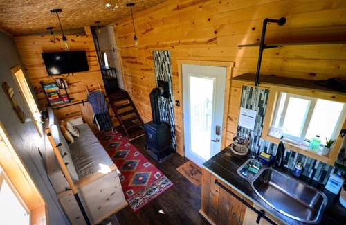Hinckley House | Cozy Blue Tiny Home with Hot Tub Near St. Croix State Park