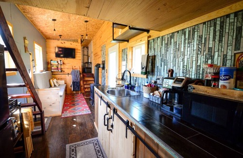 Hinckley House | Cozy Blue Tiny Home with Hot Tub Near St. Croix State Park