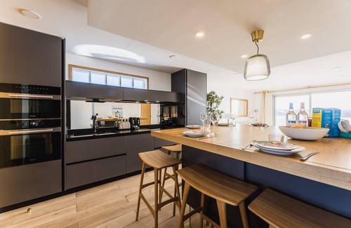 Behobie Apartment | Blue Uhaina: Sea View Apartment in Biarritz Downtown