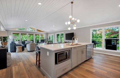 Arley House | Blue View: Family-Friendly Retreat with Breathtaking Scenery