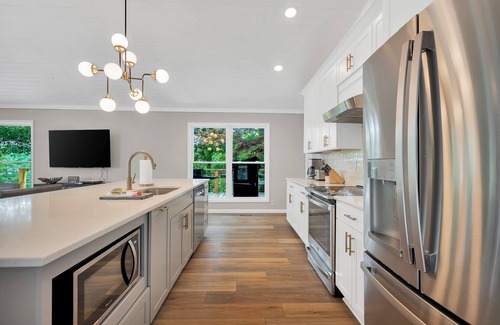 Arley House | Blue View: Family-Friendly Retreat with Breathtaking Scenery