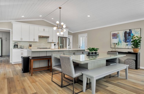 Arley House | Blue View: Family-Friendly Retreat with Breathtaking Scenery