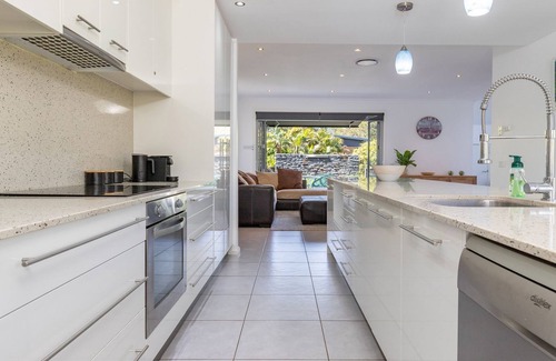 Elizabeth Beach House | Inviting Blue Water Hotel: Beach & Lake Retreat Awaits