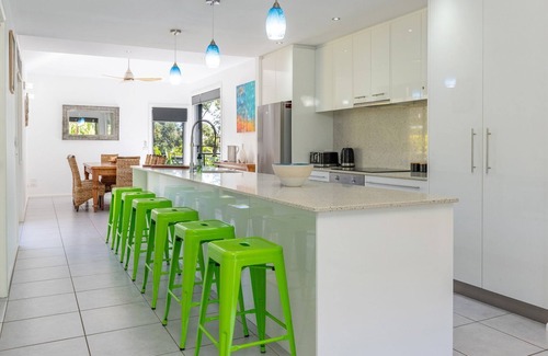 Elizabeth Beach House | Inviting Blue Water Hotel: Beach & Lake Retreat Awaits