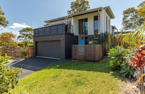 Elizabeth Beach House | Inviting Blue Water Hotel: Beach & Lake Retreat Awaits