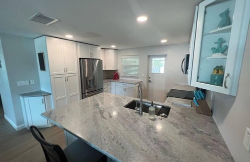 Naples Park Cottage | Ideal Blue Water Retreat @ Vanderbilt - Steps to Beaches & Dining