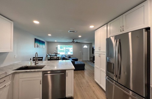 Naples Park Cottage | Ideal Blue Water Retreat @ Vanderbilt - Steps to Beaches & Dining