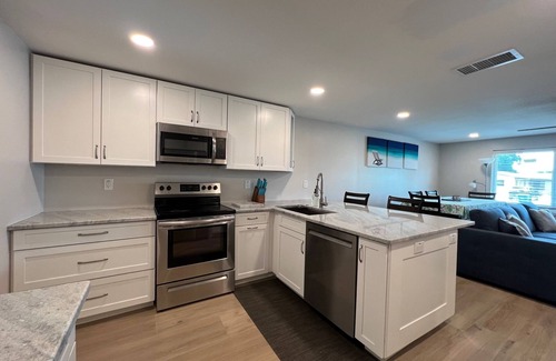 Naples Park Cottage | Ideal Blue Water Retreat @ Vanderbilt - Steps to Beaches & Dining