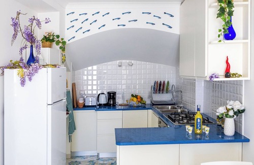 Chiesa Nuova Apartment | Discover Blue Waves: Relax by the Spa and Enjoy Breakfast