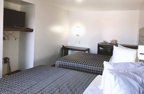 San Antonio Hotel | Relax at Sky Palace Inn Near AT&T Center with Pool & Breakfast