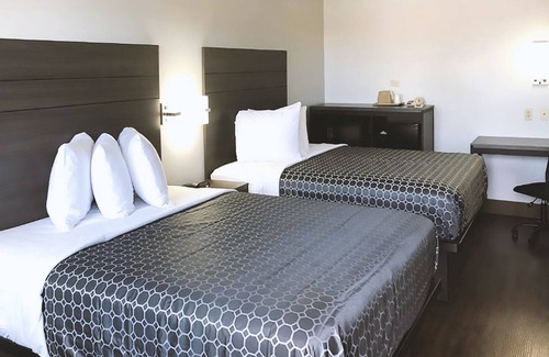 San Antonio Hotel | Relax at Sky Palace Inn Near AT&T Center with Pool & Breakfast