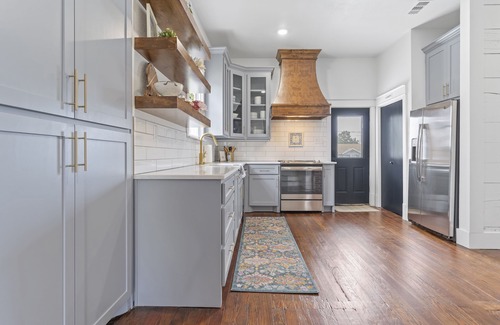 Waco House | Classic Southern Style Retreat in South Haven - 9.6/10 Rated