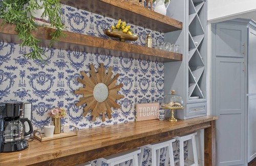 Waco House | Classic Southern Style Retreat in South Haven - 9.6/10 Rated
