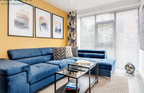 Yardley Gobion Apartment | Blue Wonder 2 Bedroom Apartment with Ensuite