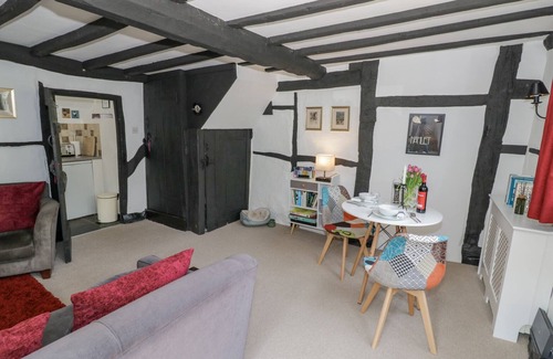 Shottery Cottage | Pet-Friendly Bluebell Cottage with a Inviting Garden