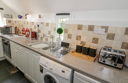 Shottery Cottage | Pet-Friendly Bluebell Cottage with a Inviting Garden