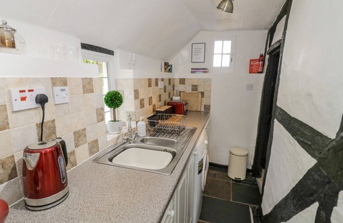 Shottery Cottage | Pet-Friendly Bluebell Cottage with a Inviting Garden