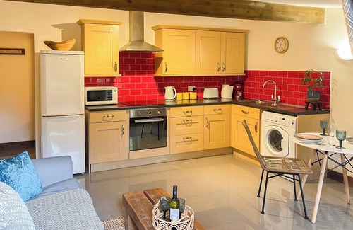 Dartford Cottage | Elegant 1 Bedroom Retreat in Hawley with Pool & Spa