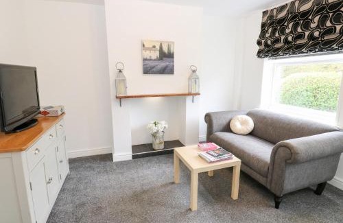 Selby House | Cozy Bluebell Cottage: Pet-Friendly Retreat with 4-Star Rating
