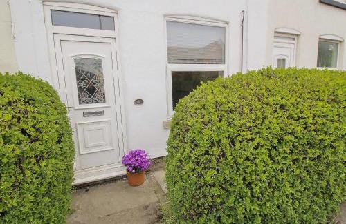 Selby House | Cozy Bluebell Cottage: Pet-Friendly Retreat with 4-Star Rating