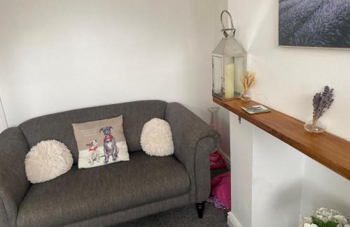 Selby House | Cozy Bluebell Cottage: Pet-Friendly Retreat with 4-Star Rating