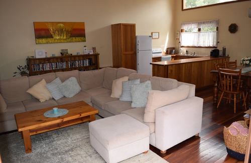 Leura House | Tranquil Bluebell Cottage Nestled Amongst Nature's Beauty