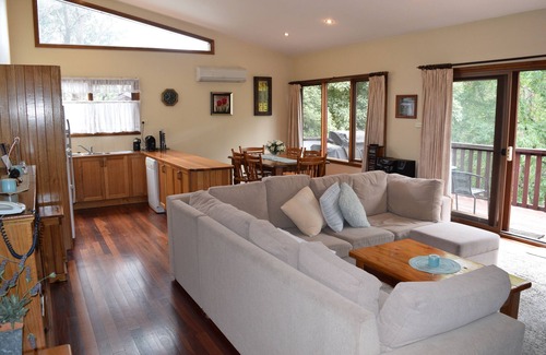 Leura House | Tranquil Bluebell Cottage Nestled Amongst Nature's Beauty