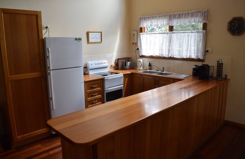 Leura House | Tranquil Bluebell Cottage Nestled Amongst Nature's Beauty